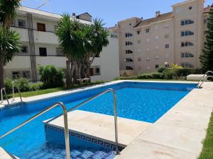Basen w obiekcie Tulipanes Benalmádena - Parking privado lub w pobliżu