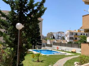 Basen w obiekcie Tulipanes Benalmádena - Parking privado lub w pobliżu