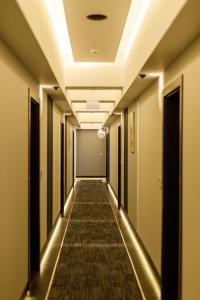 un corridoio di un edificio adibito a uffici con un lungo corridoio di Mava Apartamente a Constanţa