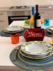 una mesa con un plato y una botella de vino en Casa Dante, en Campomarino