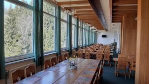 una sala conferenze con un lungo tavolo e sedie di Chata Ořovský a Železná Ruda