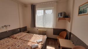 Letto o letti in una camera di Chata Ořovský