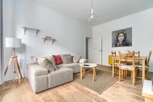 uma sala de estar com um sofá e uma mesa em Apartament Jazz em Szczecin