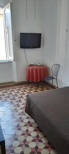 Televízia a/alebo spoločenská miestnosť v ubytovaní Arena Alfieri B&B