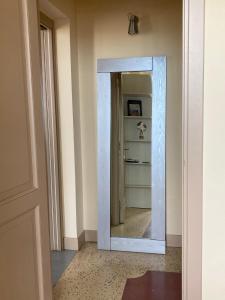 um corredor com um espelho num quarto em ROSSO DI SERA em Castelfidardo