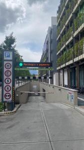 um semáforo verde ao lado de uma rua com edifícios em Komodo short stay apartments em Trento