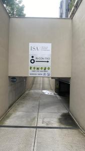 una señal de entrada a un túnel en Komodo short stay apartments en Trento