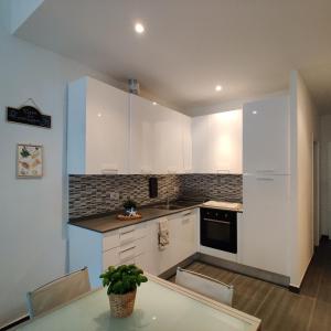 A kitchen or kitchenette at Vista sul carruggio, centro storico di Chiavari