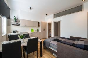 - une chambre avec un lit, une table et des chaises dans l'établissement Apartmaji Prton Bovec, à Bovec
