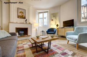 sala de estar con sofá y chimenea en Appartements de caractère centre en Vannes