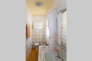een badkamer met een wastafel, een bad en een toilet bij Palazzo Baffo - Residenza storica , Chioggia in Chioggia