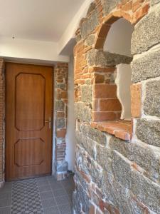 a doorway leading to a small room with a brick wall at Il Giglio Affittacamere in Tortolì
