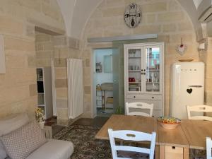 A kitchen or kitchenette at La `Ssuta