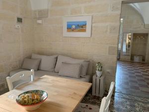 A seating area at La `Ssuta