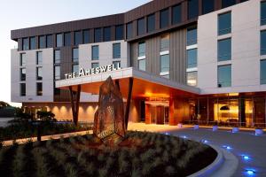 山景城The Ameswell Hotel的一座酒店大楼,上面有读取武库的标志