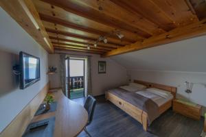een slaapkamer met een bed en een houten plafond bij Ferienwohnung Gaigg in Weyregg