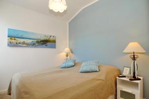 ハイリゲンダムにあるResidenz von Flotow Wohnung 16のベッドルーム1室(青い枕のベッド1台付)