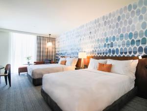 山景城The Ameswell Hotel的酒店房间里有两张床 sidx sidx sidx