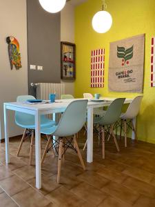 une salle à manger avec une table et des chaises blanches dans l'établissement Le Camere di Garibaldi, à Borgomanero