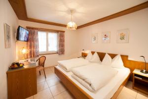 Säng eller sängar i ett rum på Hotel Landgasthof Hirschen