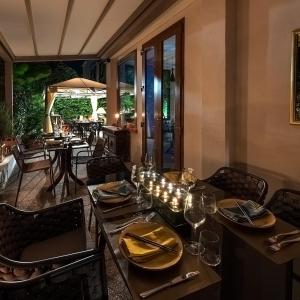 un comedor con una mesa con copas de vino en Hotel Villa Stella en Lido de Venecia