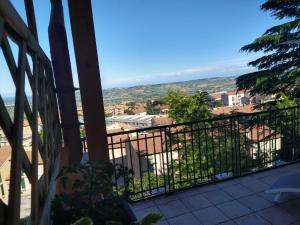 雷卡納蒂的住宿－Il Viandante，房屋的阳台享有风景。