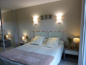 מיטה או מיטות בחדר ב-Chambre d'Hôtes aux Sables d'Olonne