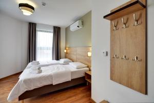pokój hotelowy z łóżkiem i oknem w obiekcie Nocleg EM w mieście Oleśnica