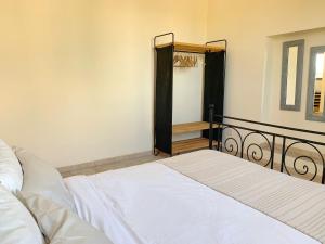 - une chambre avec un lit et un miroir dans l'établissement Villa Elena by ApulianBnV, à Serranova