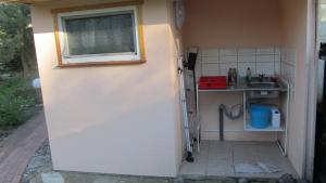 Weitenhagen的住宿－Am Wolfsbach 5，一个带水槽和窗户的小厨房