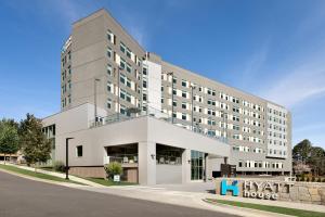 un grand bâtiment blanc au coin d'une rue dans l'établissement Hyatt House Atlanta Perimeter Center, à Atlanta