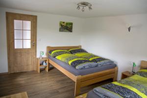 Ein Bett oder Betten in einem Zimmer der Unterkunft Domek u Dyje