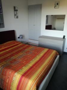 una camera da letto con un letto con una coperta colorata di Monti di bò ad Aggius Altre 19 foto