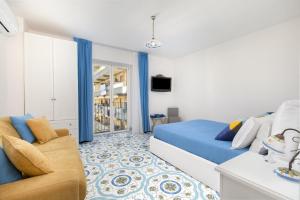 TV a/nebo společenská místnost v ubytování Millie Sorrento Suites
