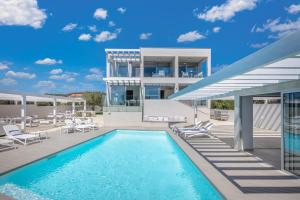 een villa met een zwembad en een huis bij Lalic Gallery Villa in Bibinje