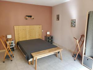 um quarto com uma cama, uma mesa e cadeiras em Gîte Les Murmures du Ventoux em Mormoiron