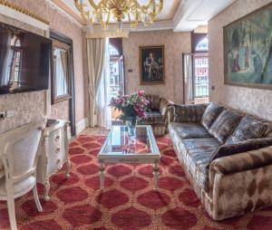 salon z kanapą i stołem w obiekcie EGO' Boutique Hotel - The Silk Road w Wenecji