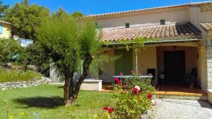 a villa with a garden and a house at Gîte Les Murmures du Ventoux in Mormoiron