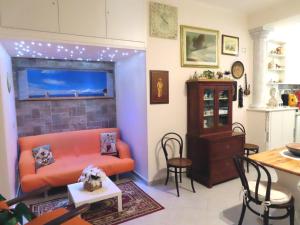 Casa Louga في سورينتو: غرفة معيشة مع أريكة وطاولة