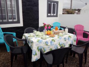 un tavolo con un piatto di cibo sopra di Casa Santana a Nordeste