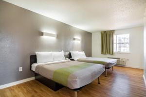 um quarto de hotel com duas camas e uma janela em Studio 6-Plano, TX - Dallas - Plano Medical Center em Plano