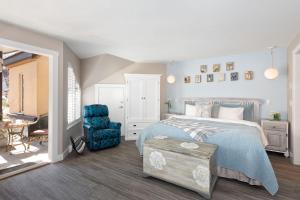 um quarto com uma cama e uma cadeira azul em Renovated & Spacious 1bed/2bath Whistler Village em Whistler