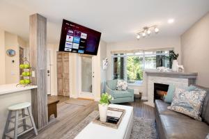 sala de estar con sofá y chimenea en Renovated & Spacious 1bed/2bath Whistler Village, en Whistler