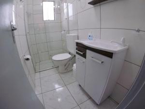 y baño con aseo, lavabo y ducha. en Loft Central Master Collection, en Passo Fundo