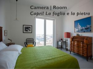 ein Schlafzimmer mit einem großen Bett und einer grünen Decke in der Unterkunft B&B ICHOME NAPOLI - Maison d'Artiste in Neapel