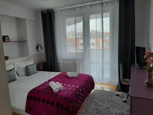 A bed or beds in a room at Chic Apartament