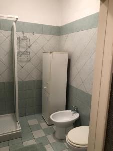 y baño con aseo y lavamanos. en Casa di Silvia, en Città di Castello