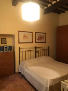 1 dormitorio con 1 cama y una luz sobre él en Casa di Silvia, en Città di Castello