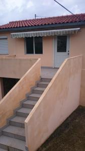 eine Treppe, die zu einem Haus führt in der Unterkunft Holiday house near the see in Luka