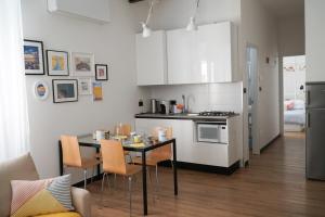 uma cozinha com mesa e cadeiras num quarto em Casa Marinin em Sestri Levante